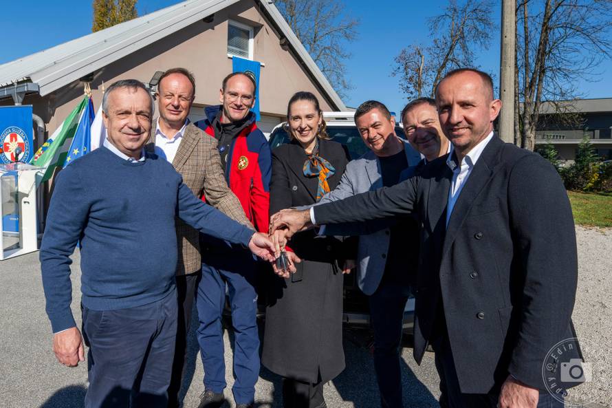 FOTO HGSS Samobor dobio novo terensko vozilo: 'Ovo je velika prekretnica za našu stanicu'