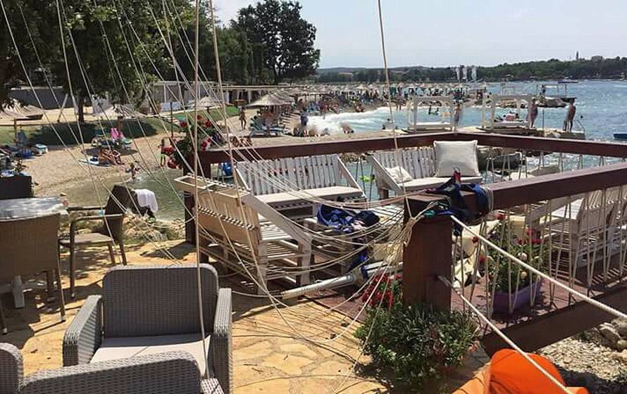 Padobranca vjetar kod Poreča bacio na stijene i vukao po tlu