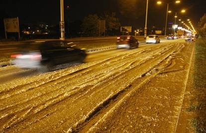 Pivski snijeg šokirao je noćas vozače na Slavonskoj aveniji