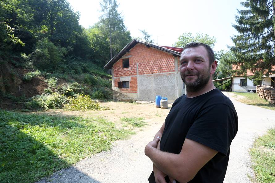 'Jesam ti rekel': Prijatelj rušio stablo i srušio mu ga na kuću!