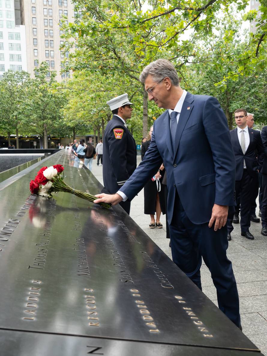 Premijer Plenković posjetio je vatrogasce u New Yorku, pa ostavio ruže za žrtve terorizma