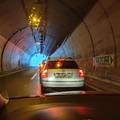 Opasno i suludo: Zaustavili aute u tunelu da ih zaštite od tuče