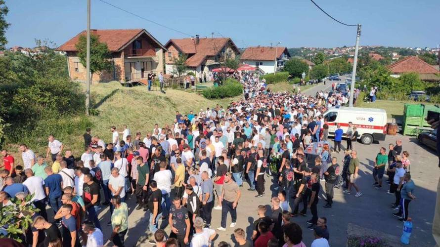 FOTO Suze i očaj u Gradačcu: Stotine se oprostile od Nizame
