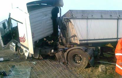 Kamion iz BiH udario kamion iz Srbije i teško ozlijedio vozača