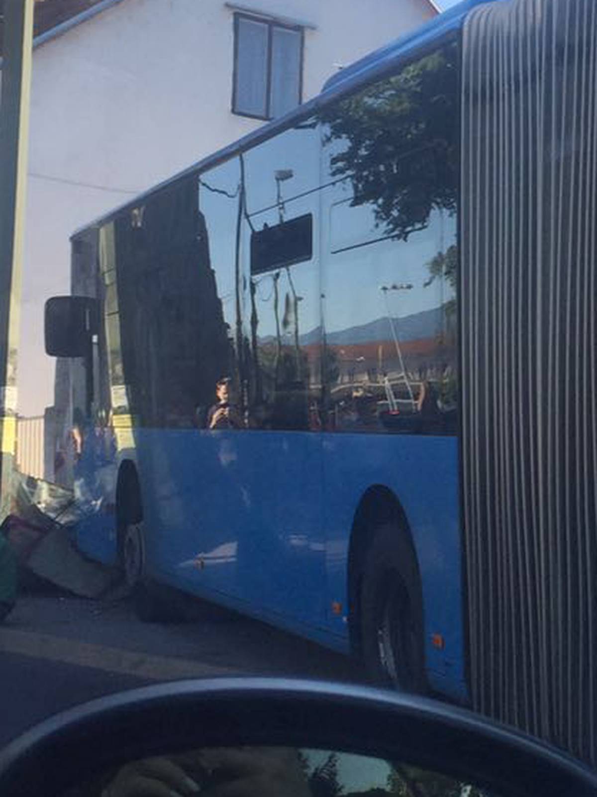 ZET-ov bus zabio se u ogradu: Četvero ljudi završilo u bolnici