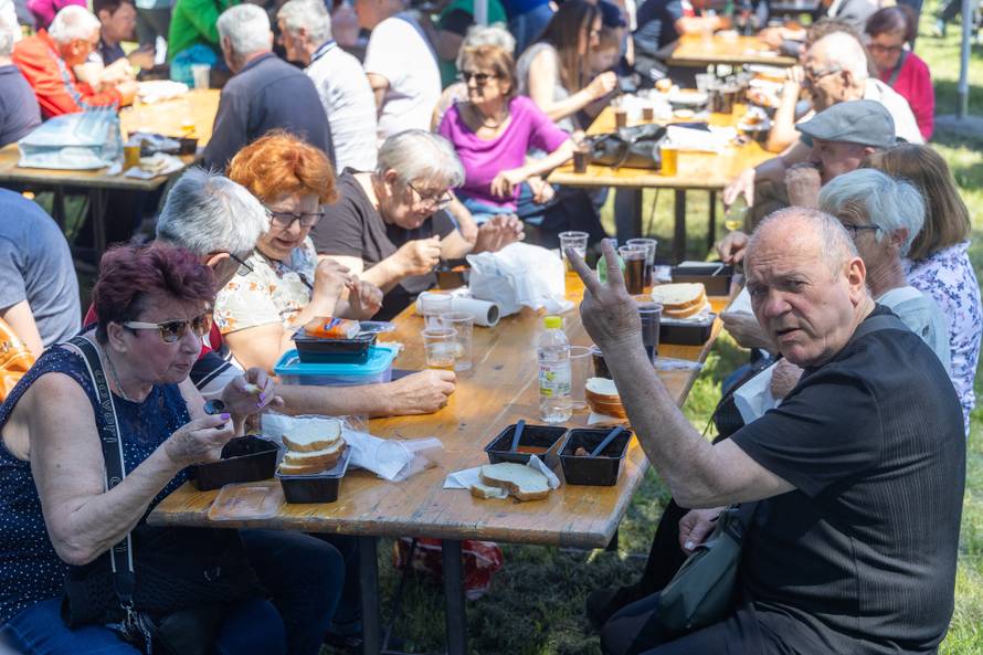 Osijek. Podjela graha na lijevoj obali Drave na Praznik rada