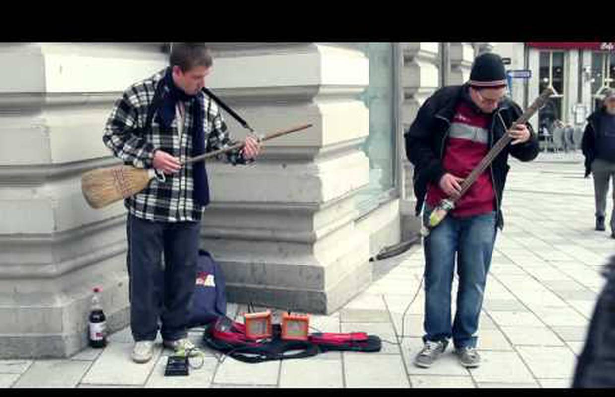 Recesijske gitare: Na ulicama Beča sviraju metlom i lopatom
