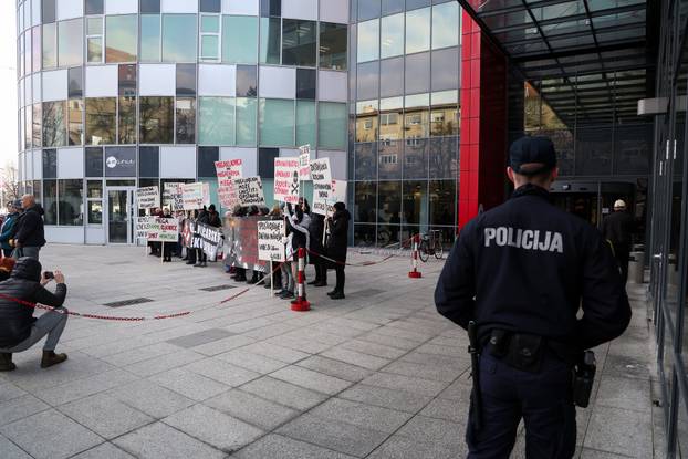 Prosvjed protiv mega klaonice peradi u Sisku ispred Ministarstva zaštite okoliša i zelene tranzicije 