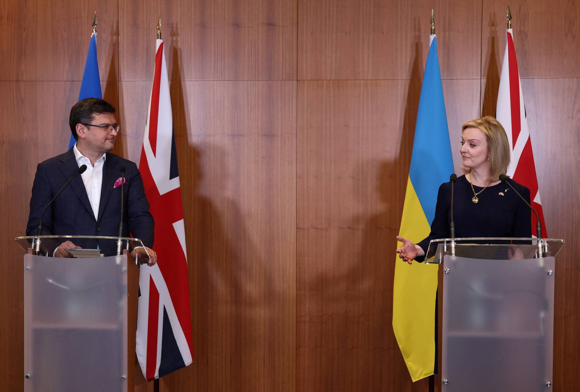 Ukrainian FM Kuleba and British Foreign Secretary Truss hold a joint news conference in Warsaw