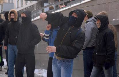Osijek: Maskirani prosvjednici istukli fotoreportera Pixsella