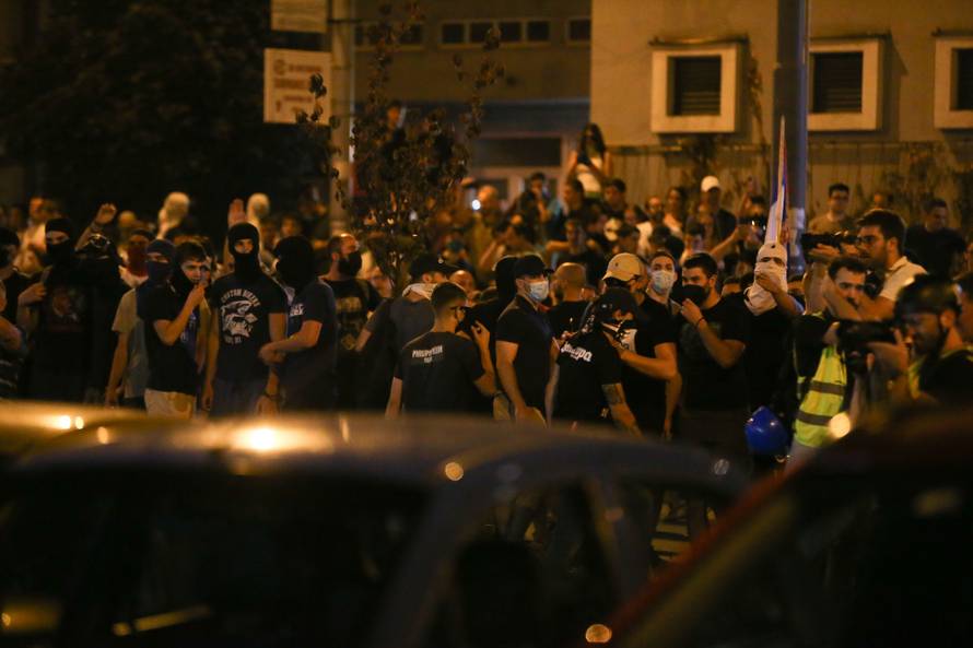 Beograd: Novi prosvjed na beogradskim ulicama, okupljeni su bacali kamenje i pirotehnička sredstva