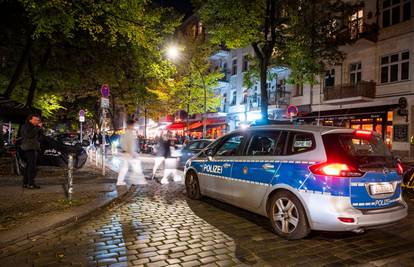 VIDEO Drama u Njemačkoj: Naoružan upao u kafić, držao taoce. Čuli su se i pucnjevi...