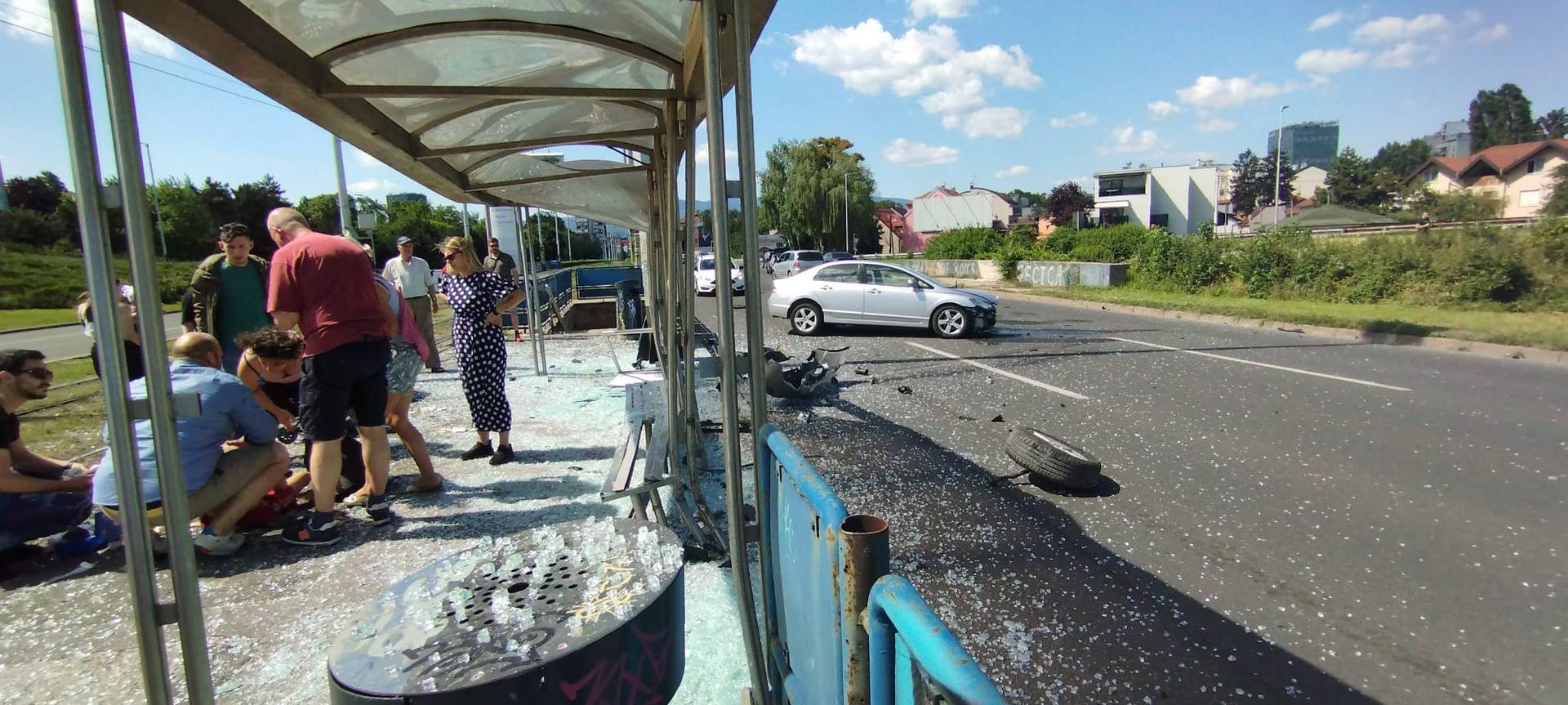 VIDEO Užas u Zagrebu: Autom pokupio tramvajsku stanicu i pješake, troje ljudi ozlijeđeno