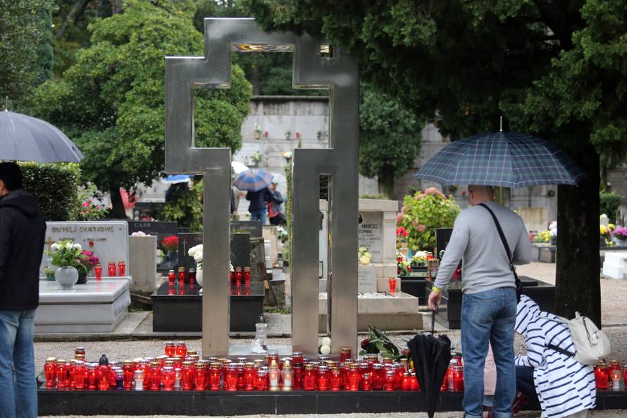 Rijeka: GraÄani po kiÅ¡i obilaze grobove na blagdan Svih svetih