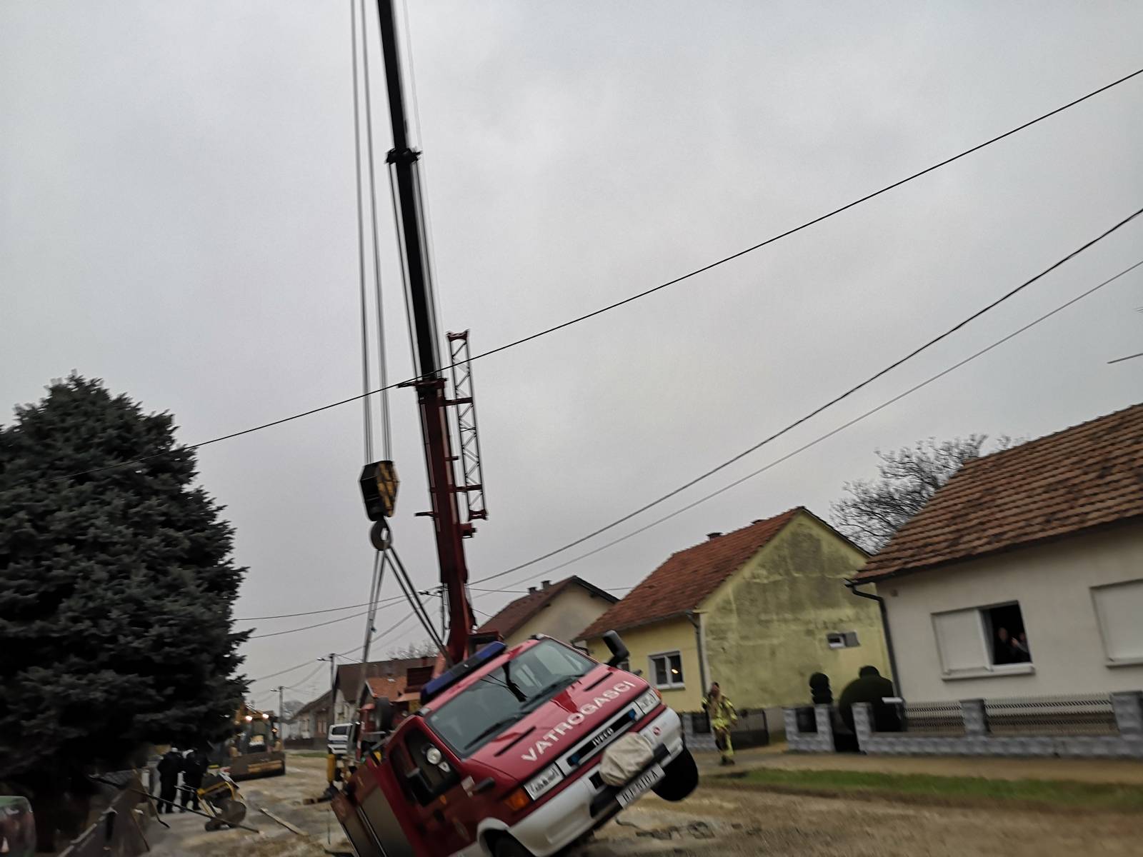 Bjelovar: Vatrogasni kamion propa u veliku rupu  prilikom intervencije zbog puknuća cijevi