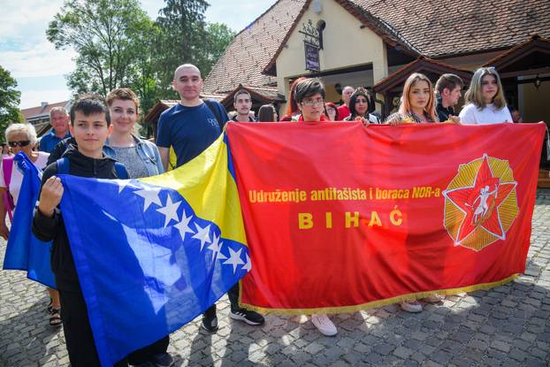 Kumrovec: Ljubitelji Josipa Broza Tita okupili su se ispred njegove rodne kuće kako bi proslavili 130. rođendan