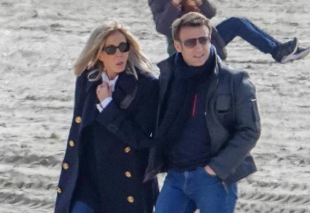 EXCLU. Emmanuel and Brigitte Macron walking on the beach - Le Touquet