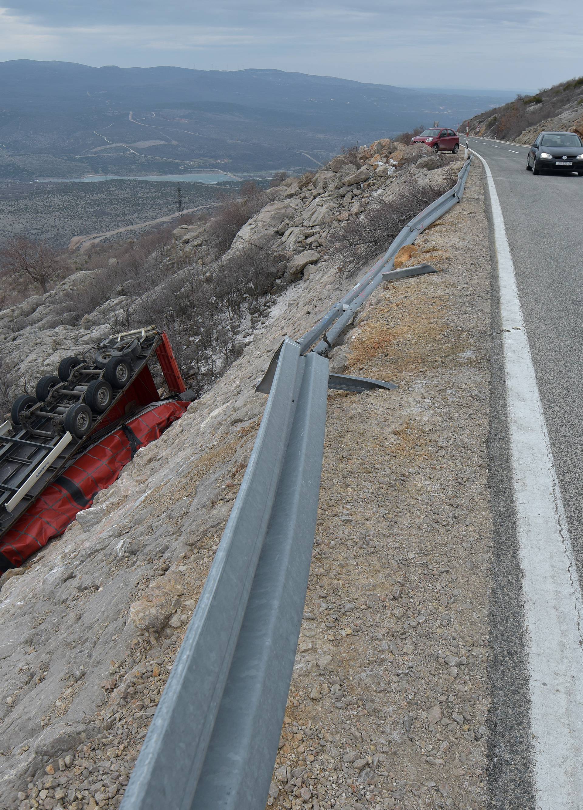 Dalmacija odsječena: Orkanski udari vjetra 'pobacali' kamione