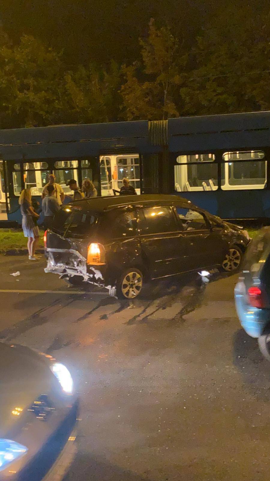 VIDEO Krš i lom u Zagrebu: Auto se odbio od rubnika u tramvaj