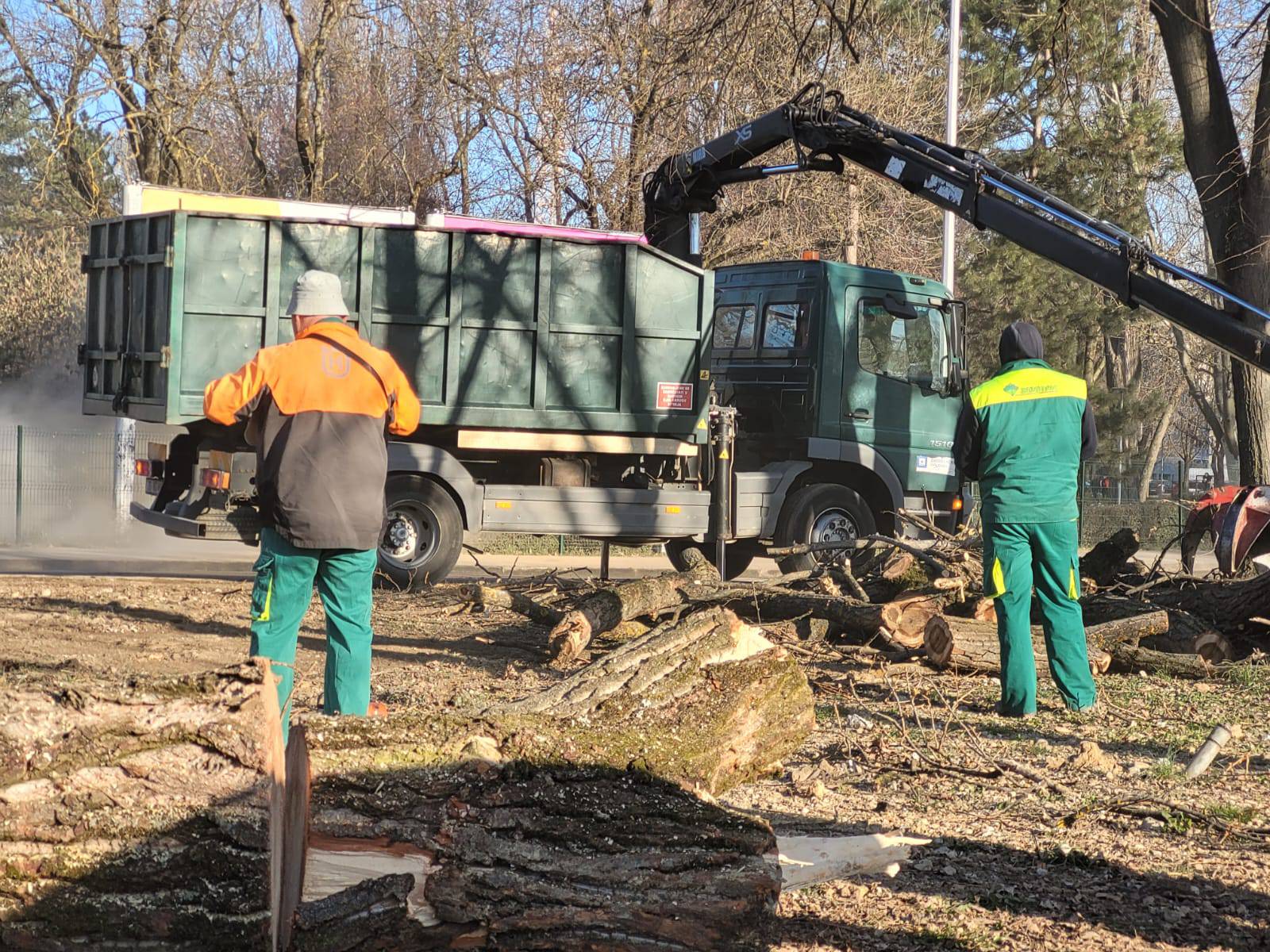 Radnici zatrpali krater, otvorili promet oko doma, čisti se cesta