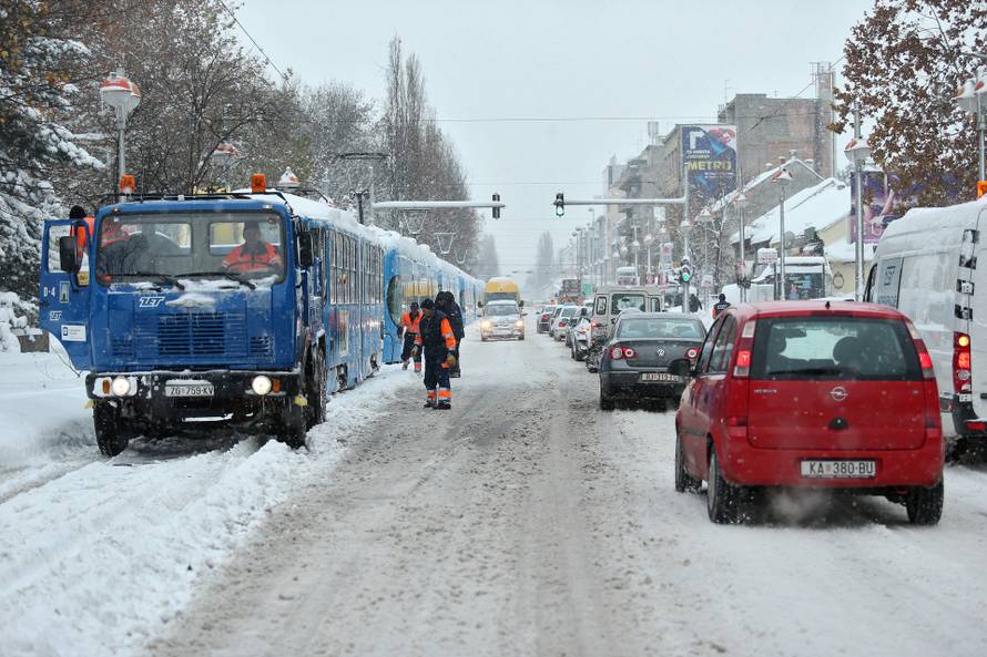 ARHIVA - Zagreb: Zastoj tramvajskog prometa zbog velikih nanosa snijega