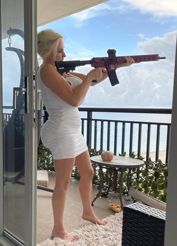 FOTO Zbog grudi je na meti: 'Agentica sam za nekretnine, a za brak mi nude milijun dolara'