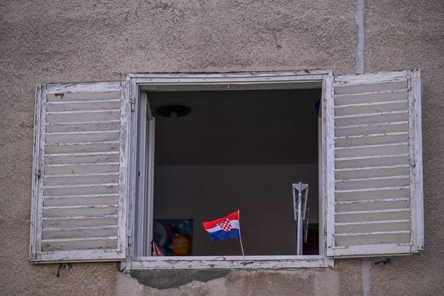 Knin: Hrvatske zastave vijore se gradom