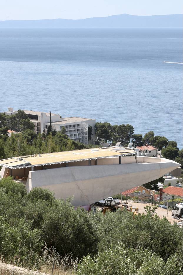 Neobična građevina u obliku velikog glisera gradi se u Baškoj Vodi