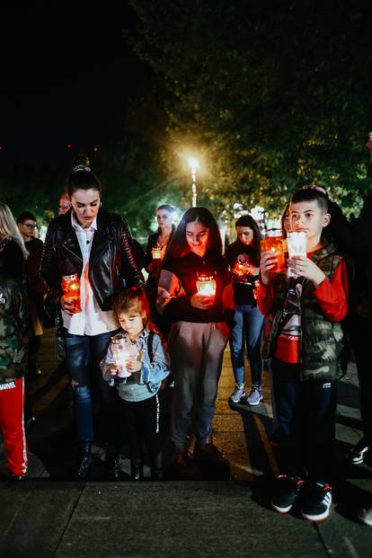 Mostar: Građani zapalili svijeće za tragično preminulu obitelj Krstić