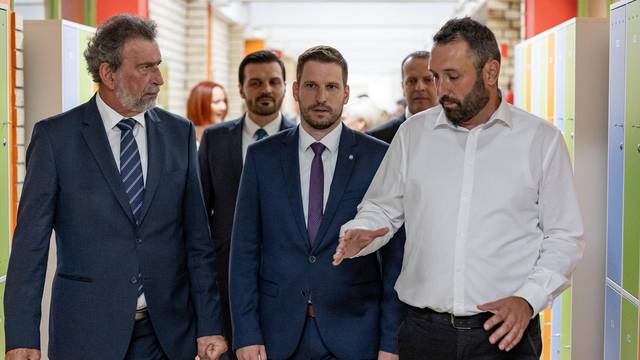 Osijek: Ministar Fuchs posjetio OŠ Mladost povodom početka nove školske godine