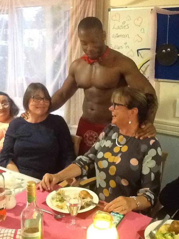 FOTO Baka (103) za rođendan poželjela stripera! Skinuo se u tange, starice ga lupale po guzi