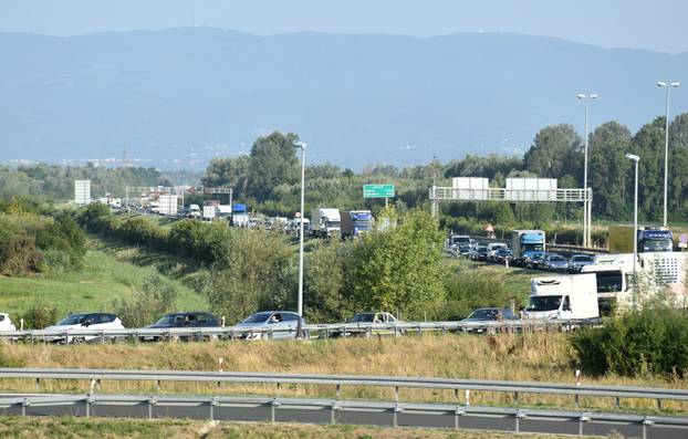 Zagreb: Lančani sudar na autocesti A3 kod Rugvice, jedna osoba poginula