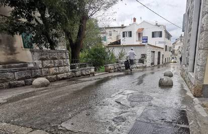 U centru Splita pukla cijev, pokušavaju spriječiti poplavu