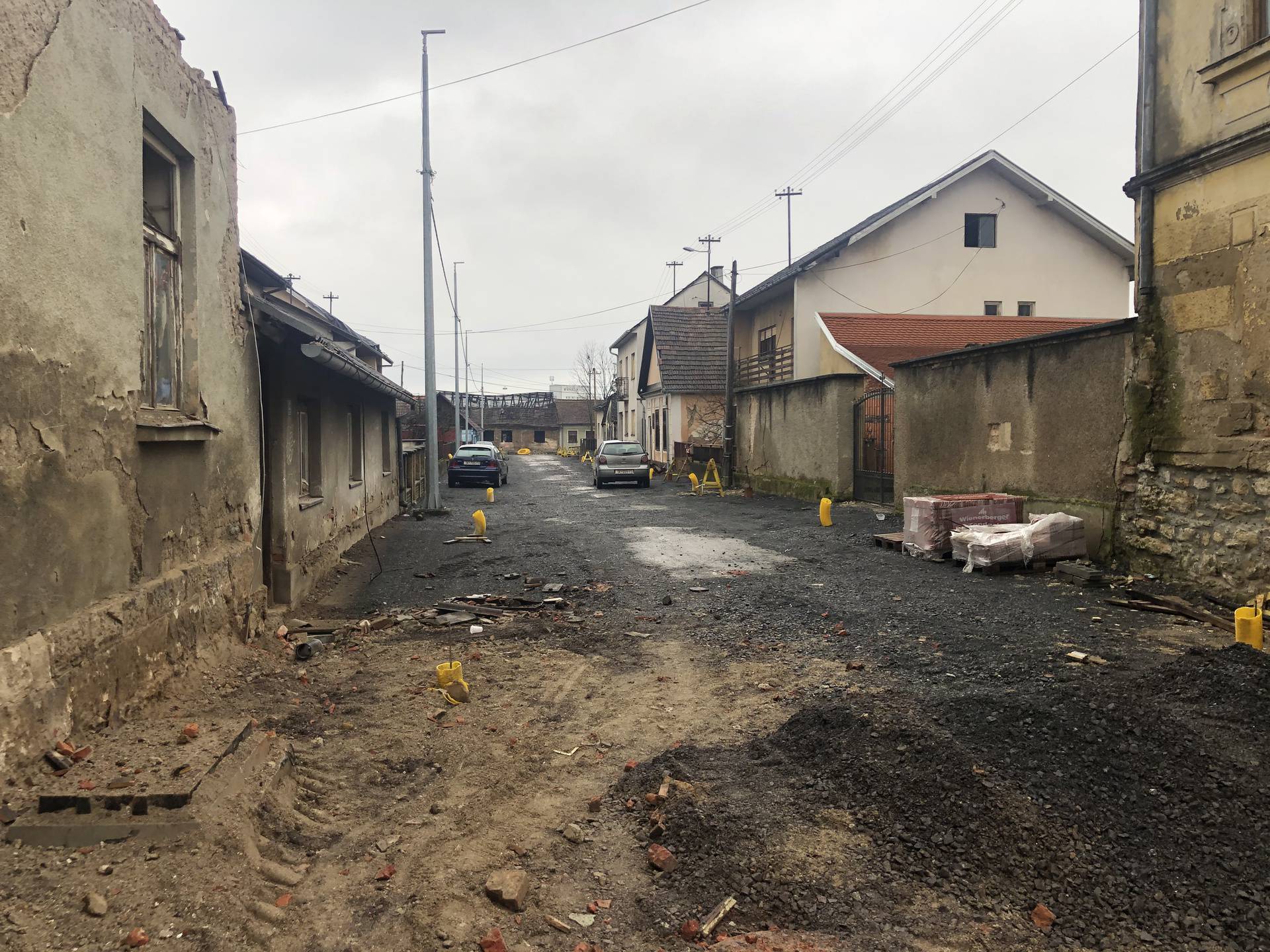 Dobar posao u Glini: Prvi radovi plaćeni prije tri godine, a ulice su još uvijek veliko gradilište...