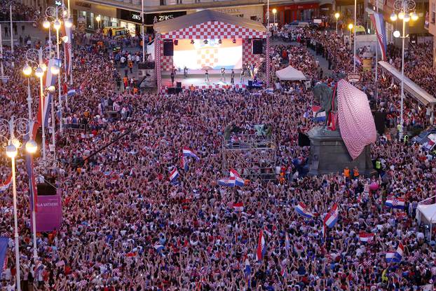 SveÄani doÄek Vatrenih na Trgu bana Josipa JelaÄiÄa