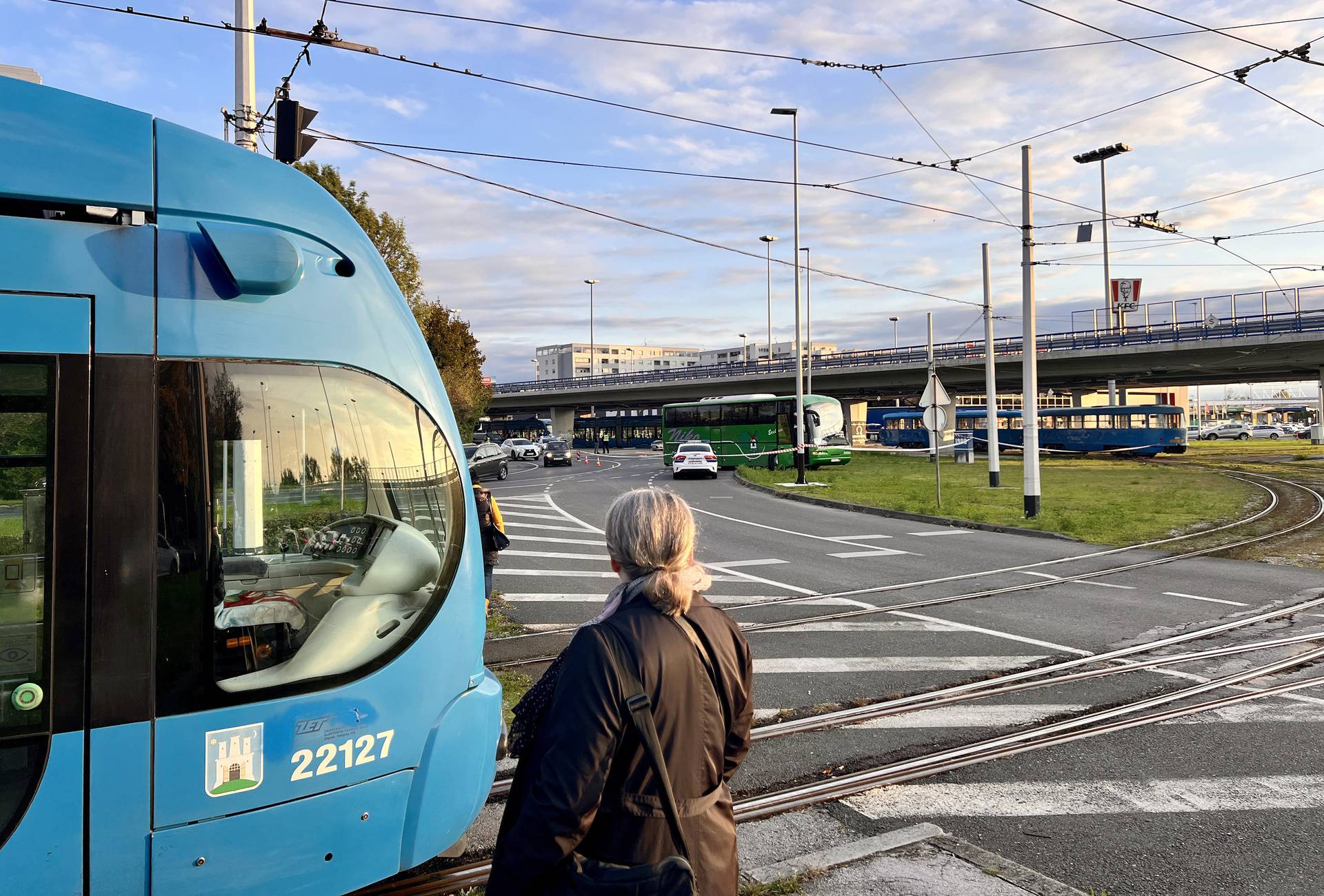 Jedna osoba poginula u sudaru tramvaja i autobusa