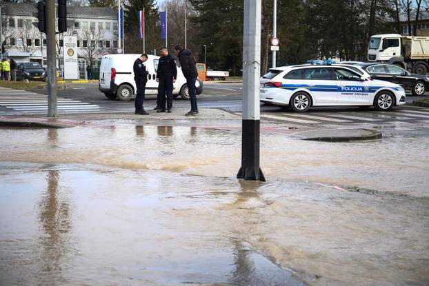 Zagreb: Poplava u Ukrajinskoj ulici zbog puknuća cijevi