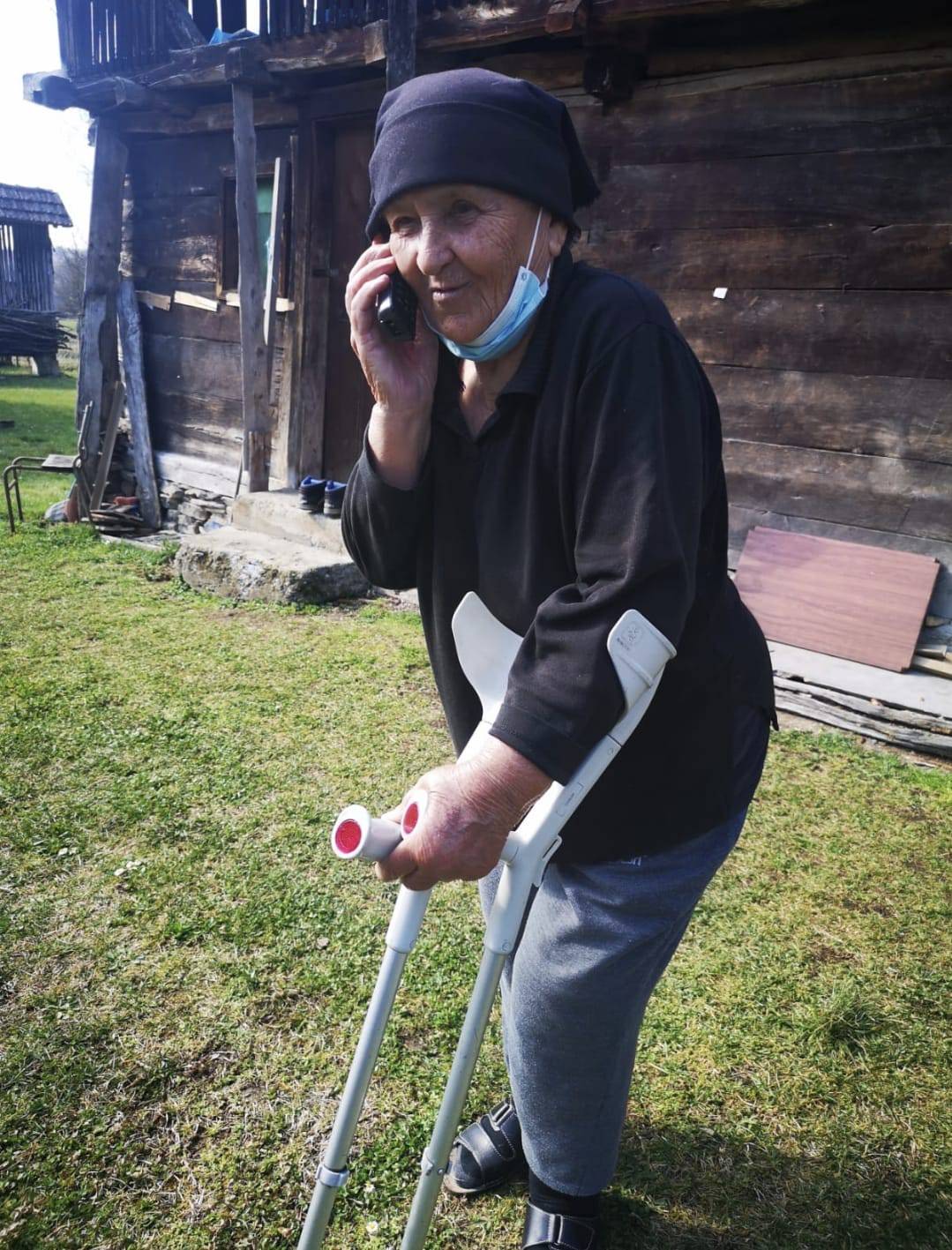 Baka Ankica ne može bez štaka. Dobri ljudi su joj nabavili WC, a sad skupljaju za kontejner