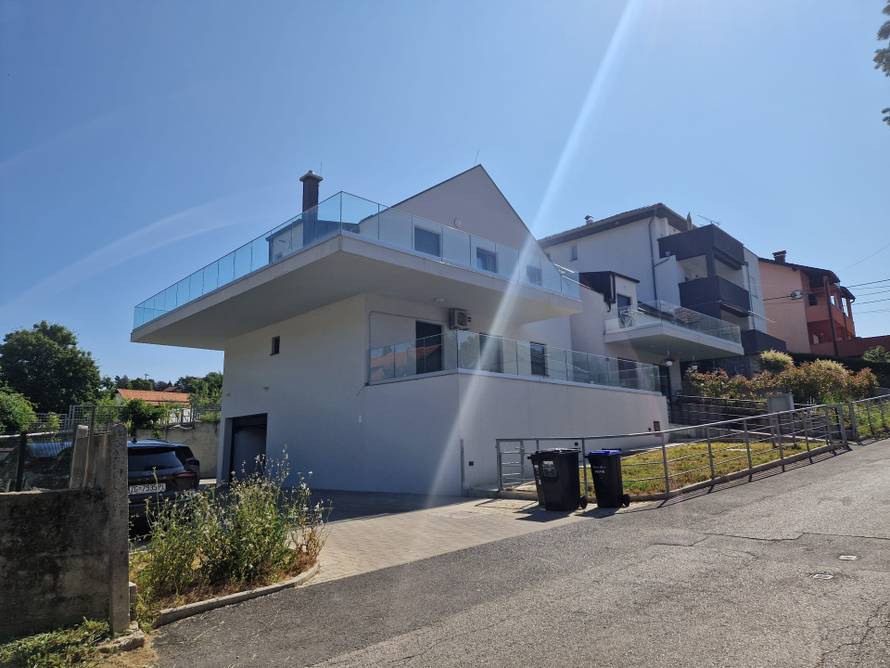 Ovo je garaža užasa u kojoj su likvidirali muškarca i djevojku. Istražitelji i jutros češljaju teren