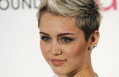 Ipak zajedno: Miley prstenom demantirala prekid s Liamom