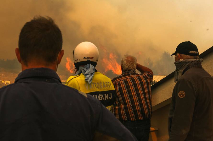 Požar na Pelješcu zaustavljen, u blizini Metkovića i dalje gori