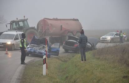 Dvoje ljudi ozlijeđeno u sudaru dva auta i traktora u Križevcima