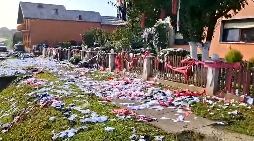 VIDEO Dobili bebu, susjedi im zatrpali dvorište s 3 tone smeća: 'Ma ne ljutimo se, sve je ok'