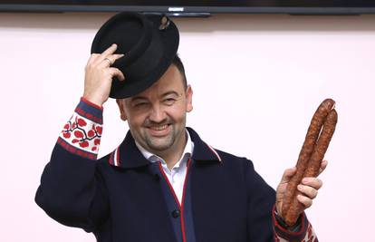 FOTO Pavliček u Sabor stigao u šokačkoj jakni i s kobasicama: 'Svinjogojci su na koljenima'