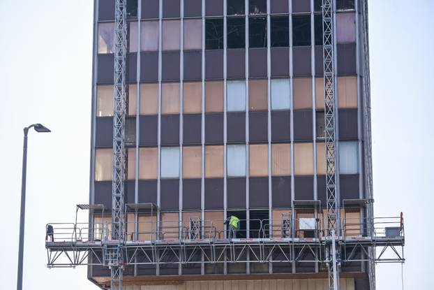 Zagreb: Postavljena dizalica na zgradu Vjesnika na kojoj traju pripreme za rušenje