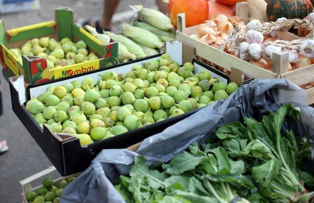 Split: Gra?ani i turisti u potrazi za svježim vo?em i povr?em na glavnoj gradskoj tržnici