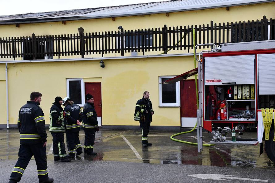 FOTO Gorjelo krovište sale za vjenčanje u Kutjevu, požar gasilo 26 vatrogasaca...