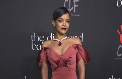 Potpuno drugačija: Rihanna je zablistala u elegantnoj haljini