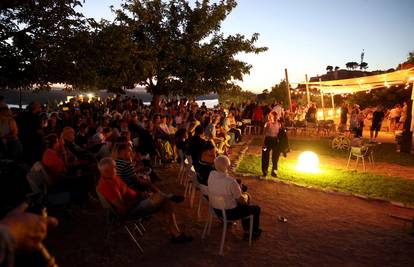 FOTO Festival FALIŠ otvorili bez incidenata u Šibeniku. Ogroman pljesak dobili brojni policajci