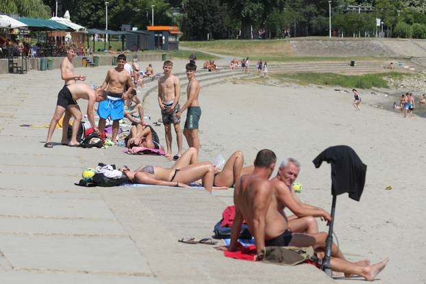 Osijek: Građani potražili osvježenje na Kopiki